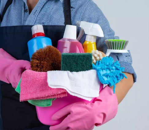 Mulher com produtos de limpeza